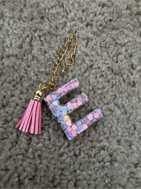 Heart Confetti 'E' with Pink Tassel Cup Accessory